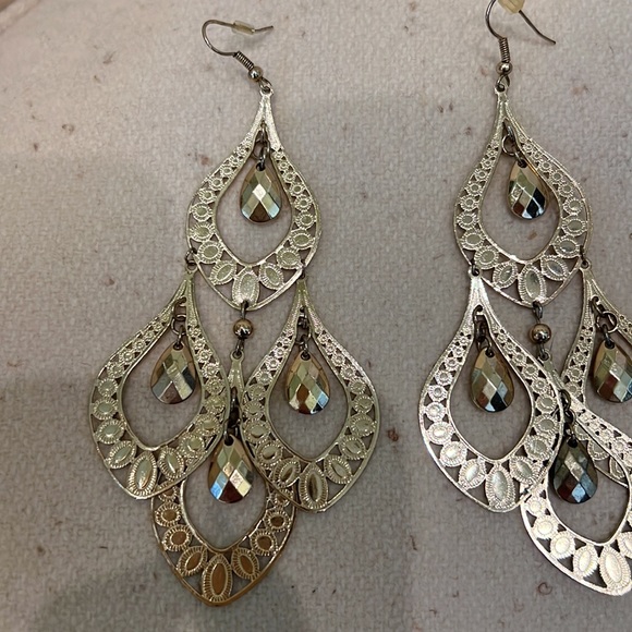 4 pairs of light weight earrings in EXCELLENT condition. - Picture 2 of 4